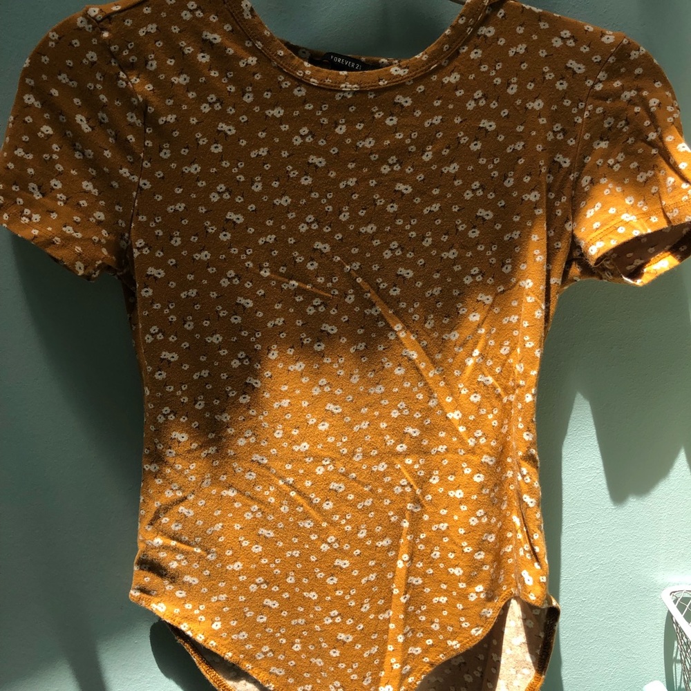 🌼 Yellow Bodysuit w White Floral Print 🌼